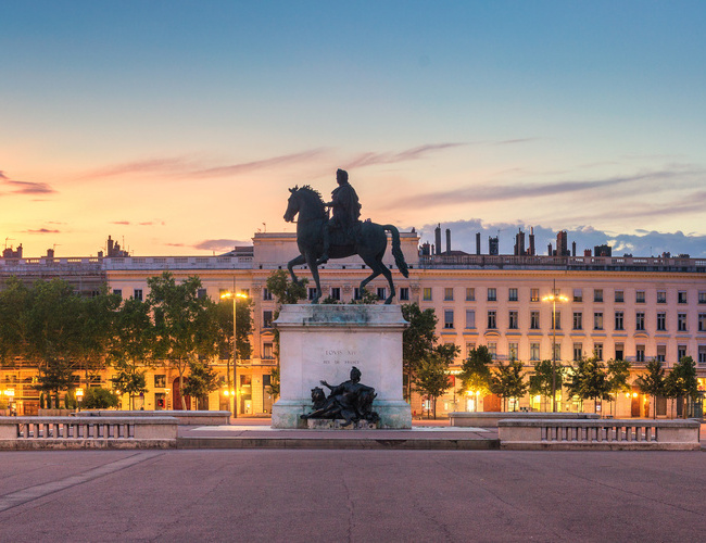 image pour la rubrique transaction - statue équestre en bronze de Louis XIV